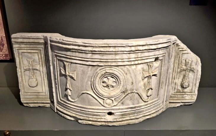 İznik Müzesi’nde sergilenen, haç motifleri ve geometrik bezemelerle süslenmiş Doğu Roma dönemine ait mermer mimari parça ve kabartma detaylarının görünümü. Koimesis Kilisesine ait